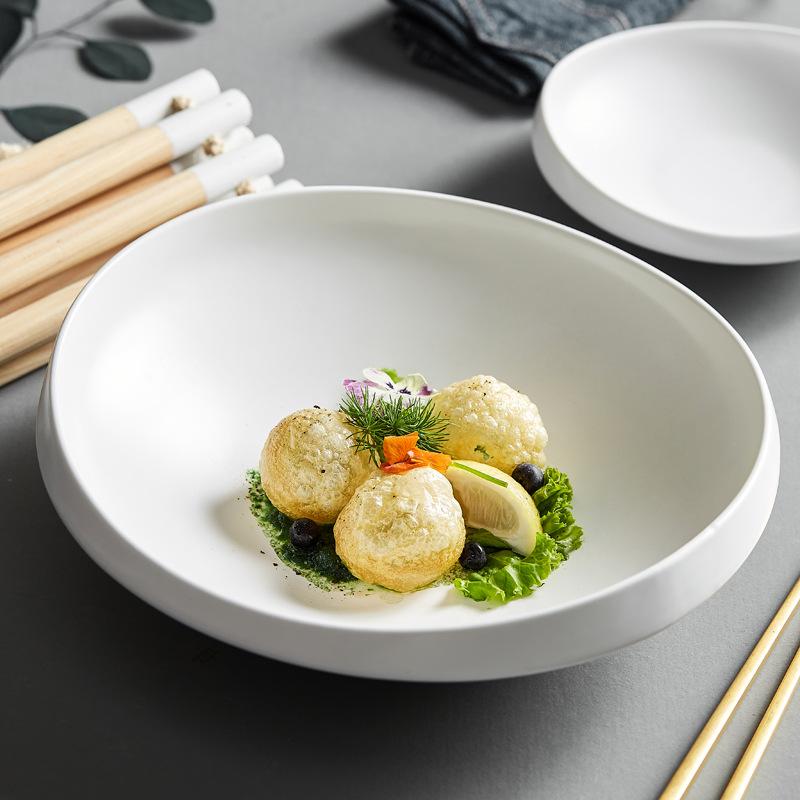 Darlis Elegant Porcelain Curved Plate