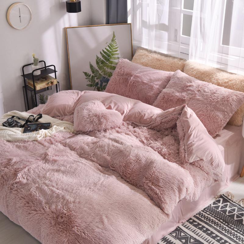 Luxurious 4 Piece Faux Fur Bedding Set - Nordic Side - 