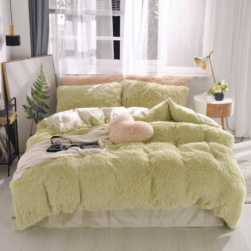 Luxurious 4 Piece Faux Fur Bedding Set - Nordic Side - 