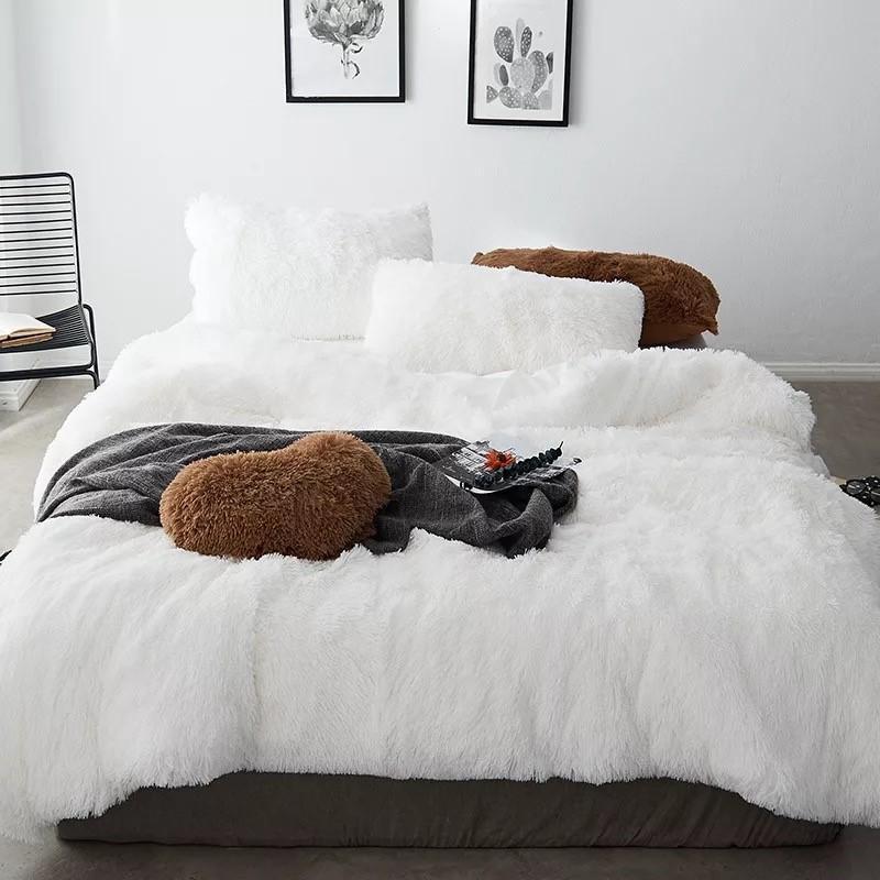 Luxurious 4 Piece Faux Fur Bedding Set - Nordic Side - 