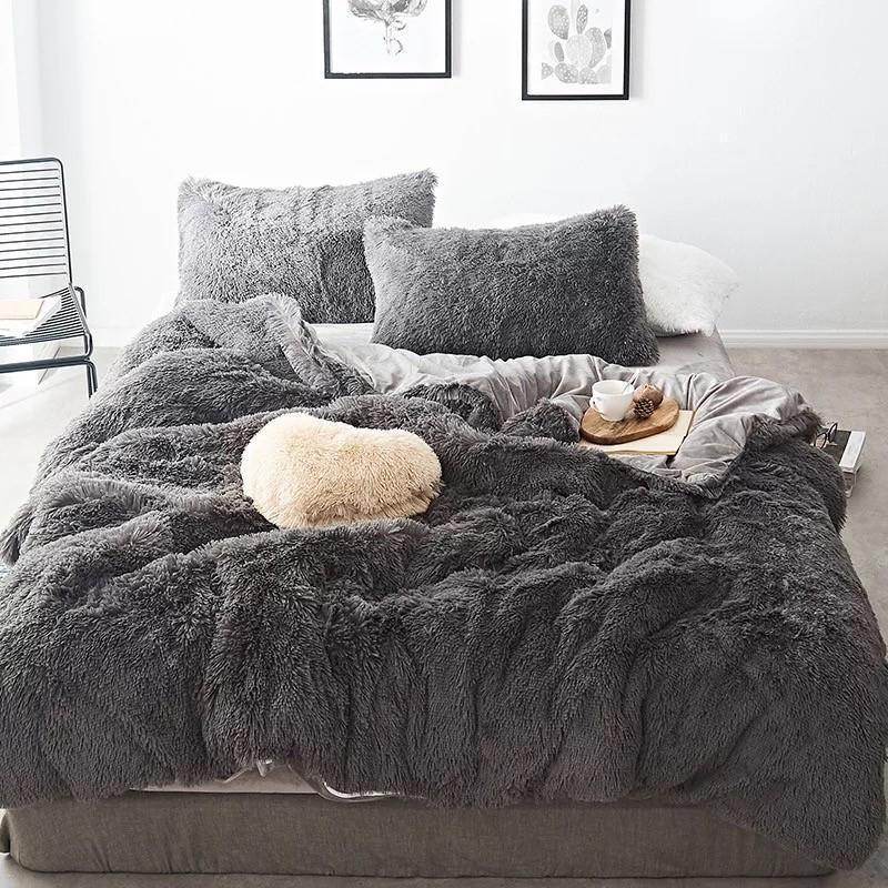 Luxurious 4 Piece Faux Fur Bedding Set - Nordic Side - 