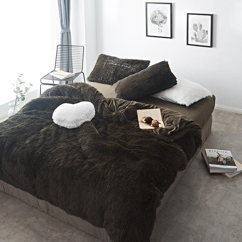 Luxurious 4 Piece Faux Fur Bedding Set - Nordic Side - 